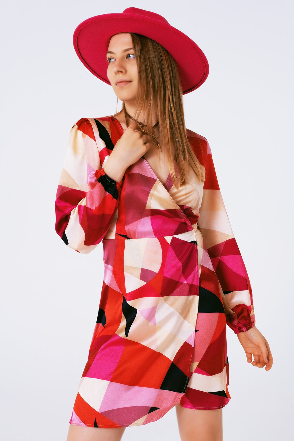 Vestido curto transpassado com estampa abstrata em fucsia
