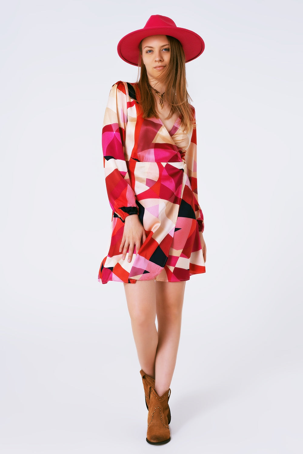Vestido curto transpassado com estampa abstrata em fucsia