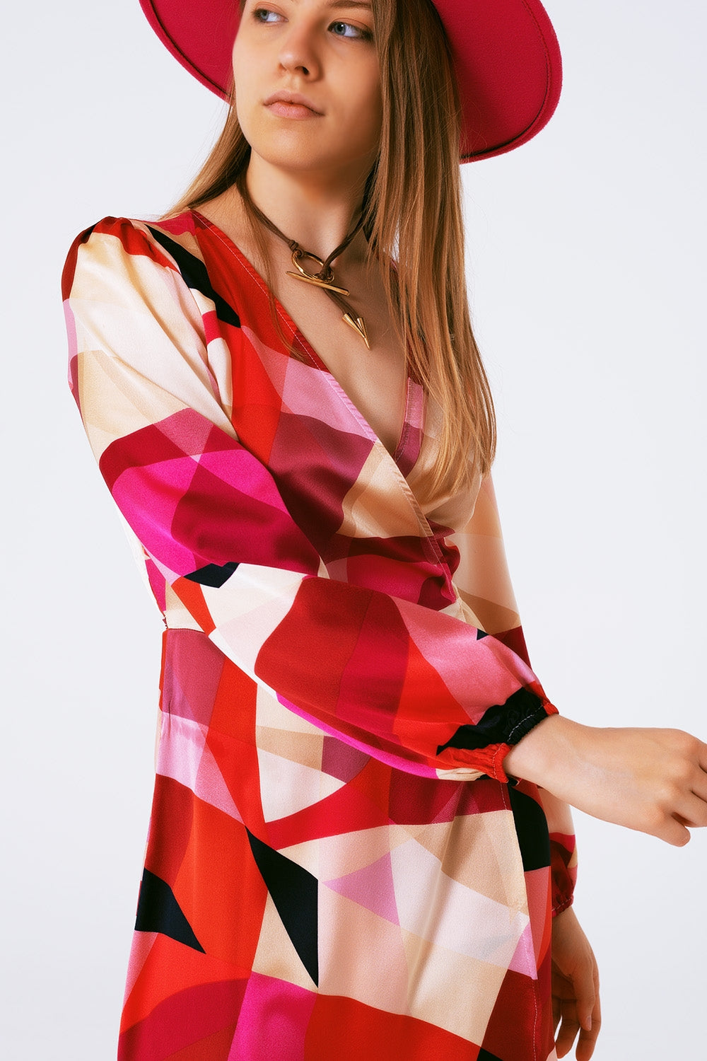 Vestido curto transpassado com estampa abstrata em fucsia