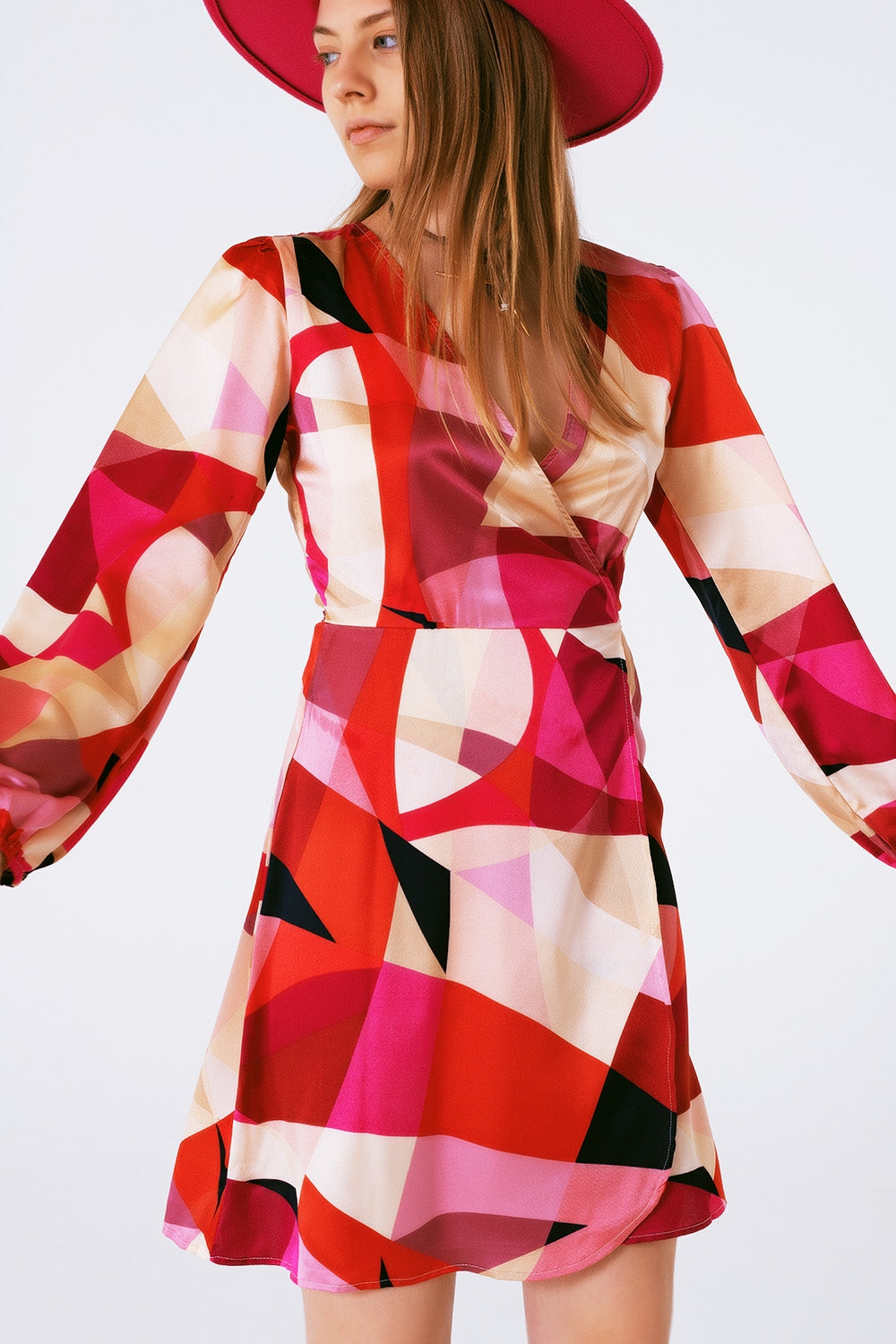 Vestido curto transpassado com estampa abstrata em fucsia