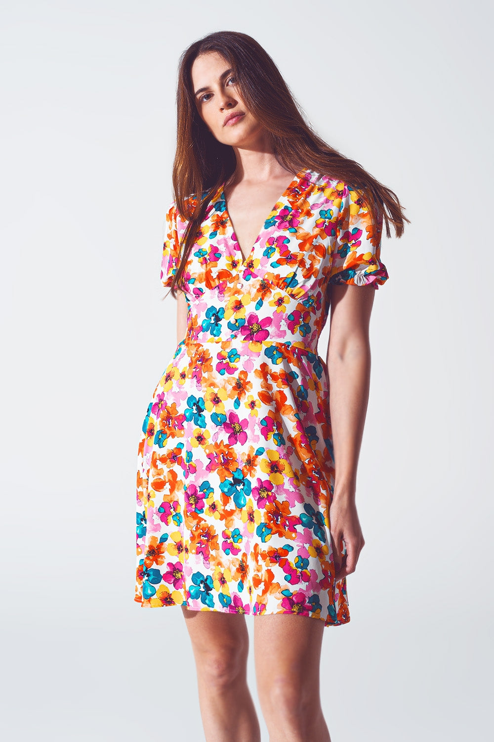 Vestido curto com cintura franzida em estampa floral multicolorida