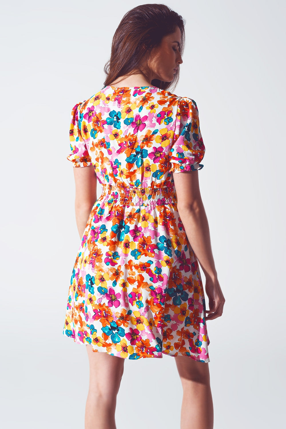 Vestido curto com cintura franzida em estampa floral multicolorida