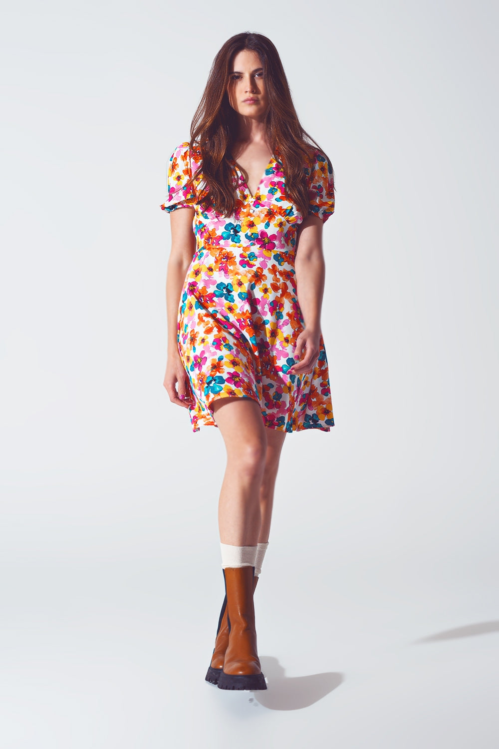 Vestido curto com cintura franzida em estampa floral multicolorida
