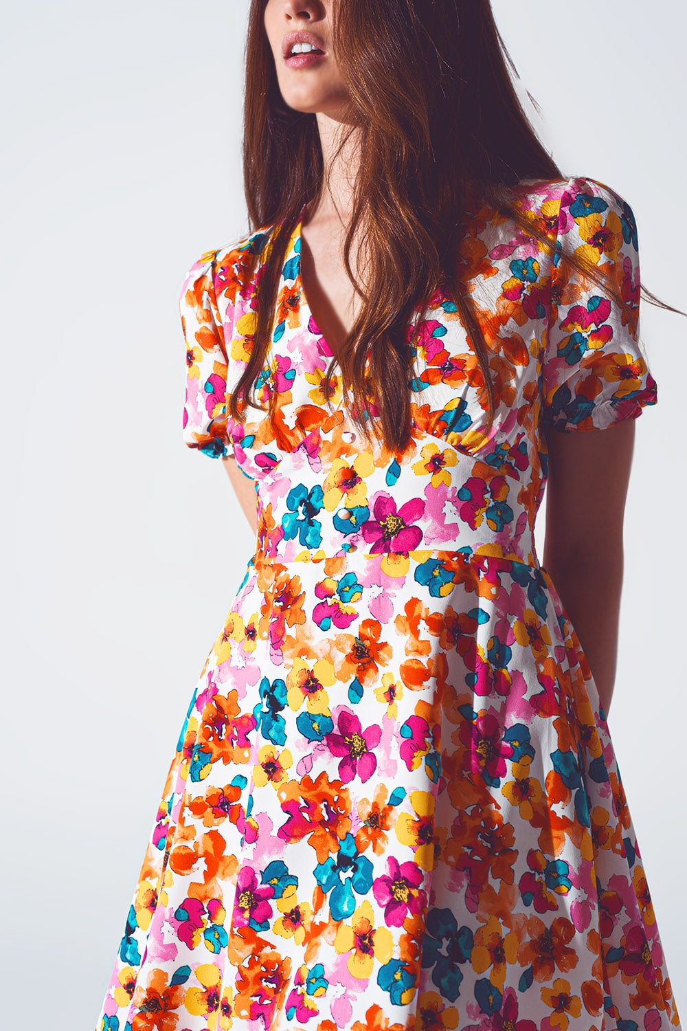 Vestido curto com cintura franzida em estampa floral multicolorida