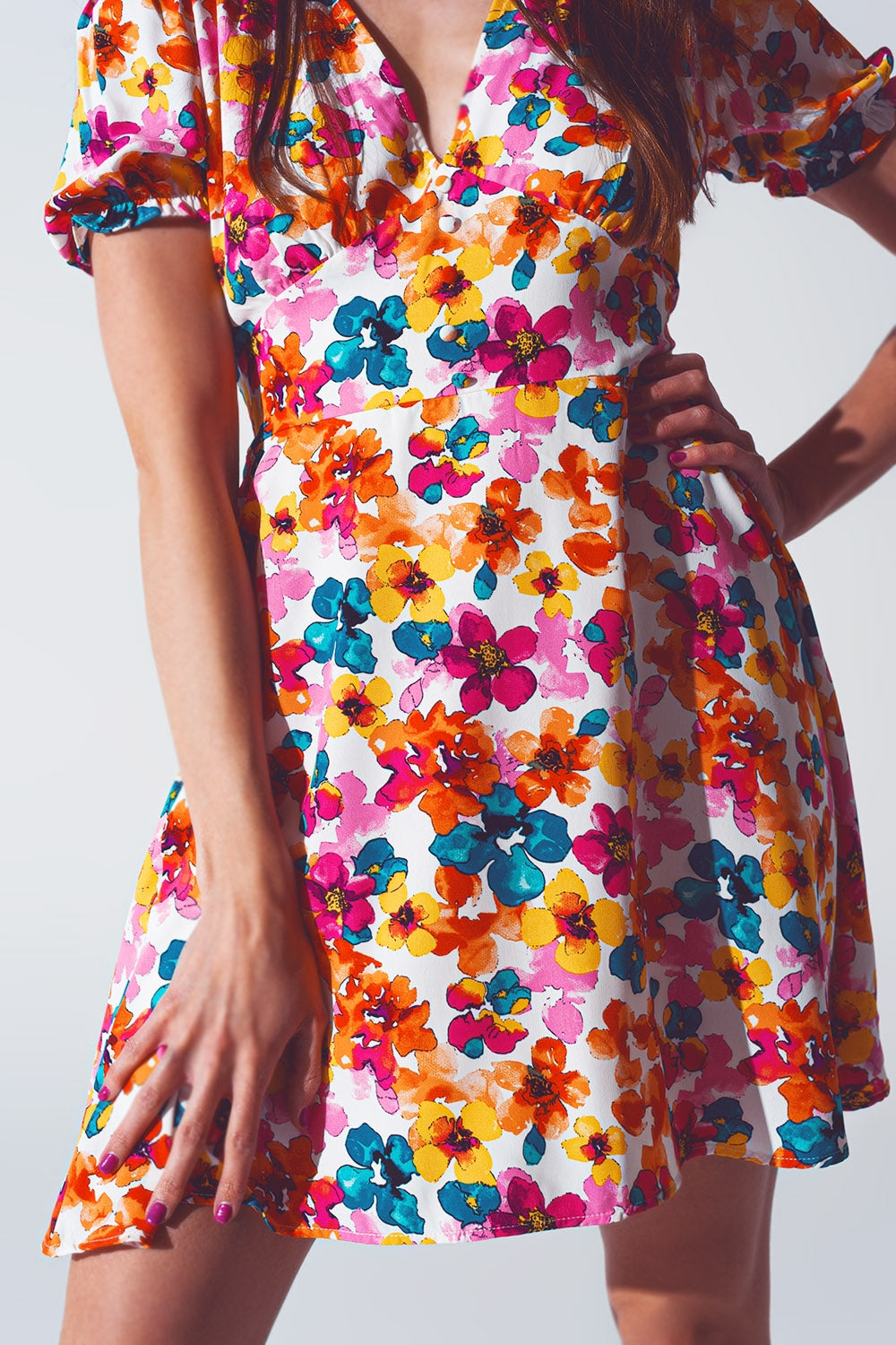 Vestido curto com cintura franzida em estampa floral multicolorida