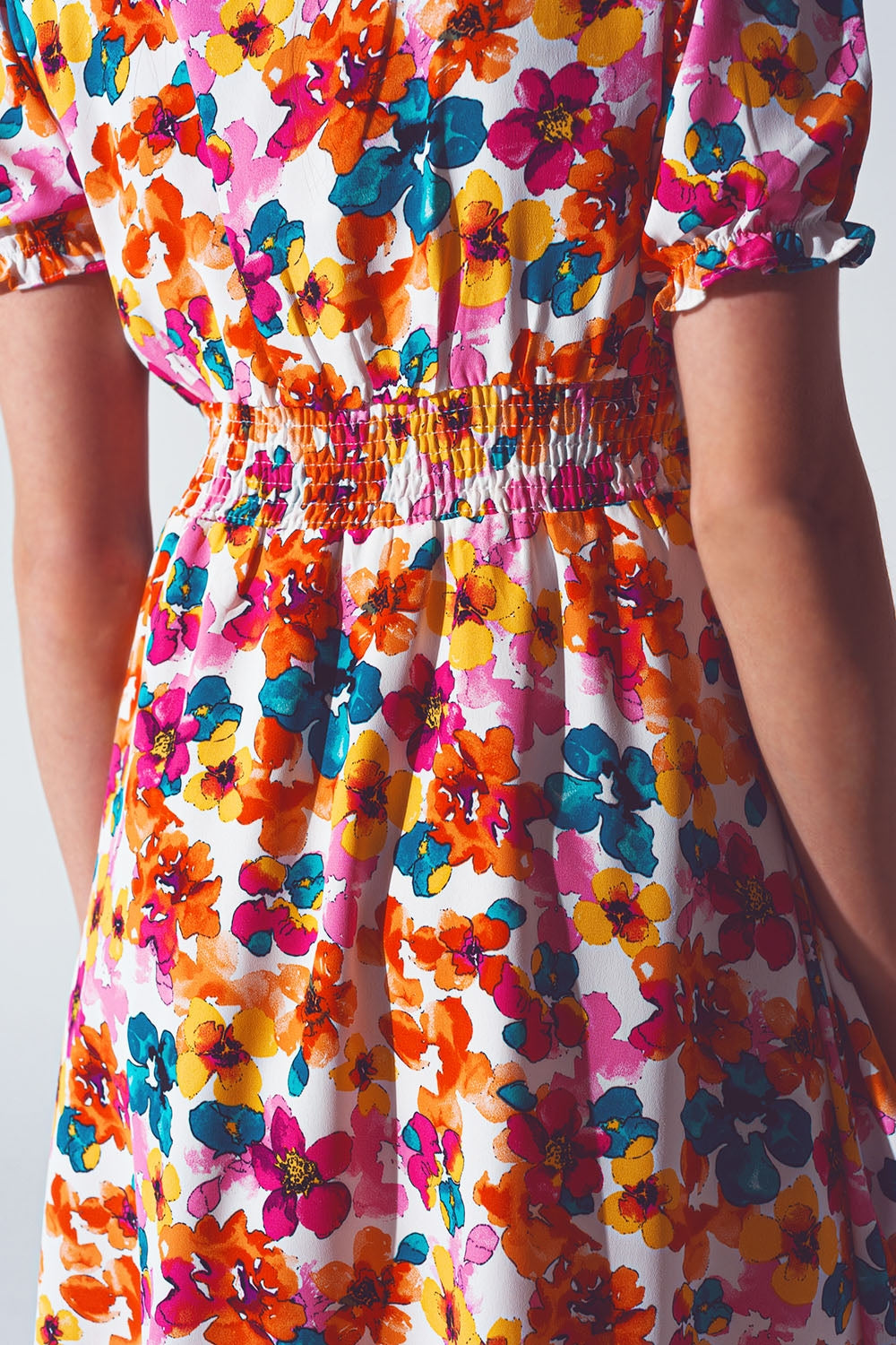 Vestido curto com cintura franzida em estampa floral multicolorida