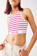 Top cropped listrado com texto Love em rosa