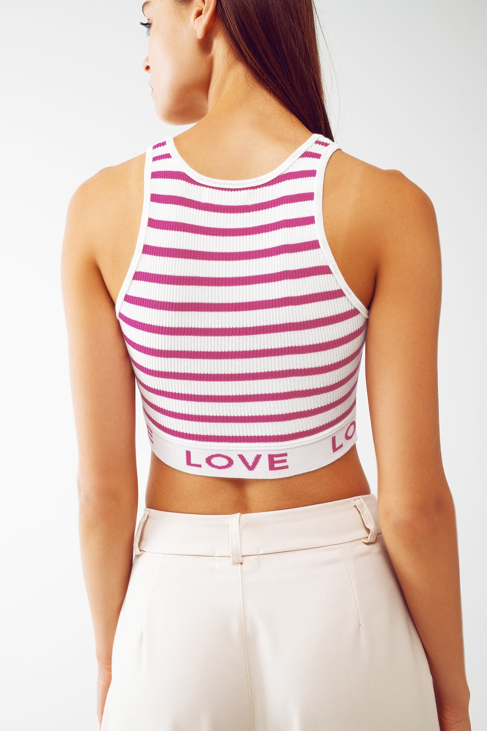 Top cropped listrado com texto Love em rosa