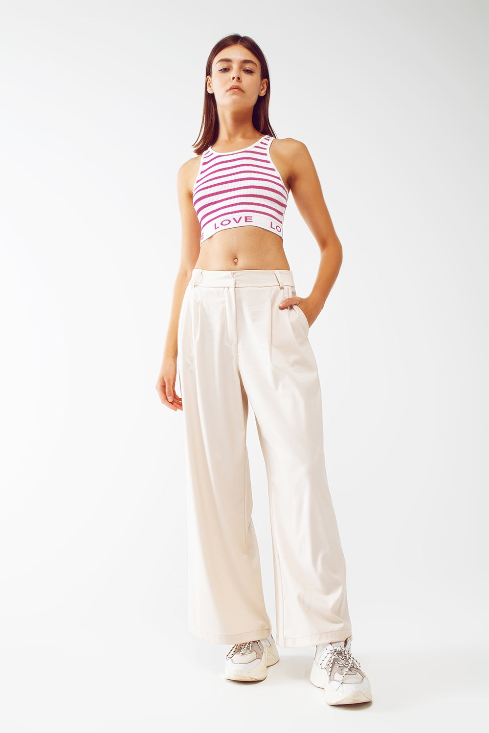 Top cropped listrado com texto Love em rosa