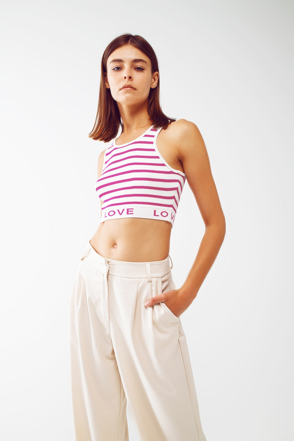 Top cropped listrado com texto Love em rosa