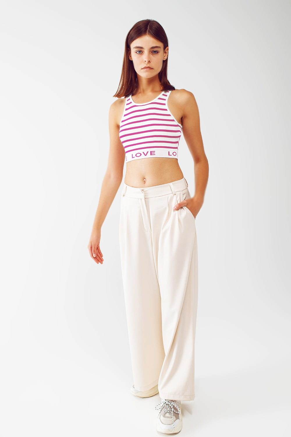 Top cropped listrado com texto Love em rosa
