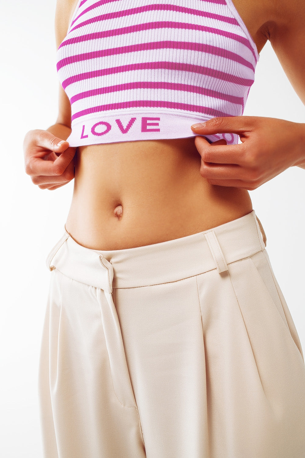 Top cropped listrado com texto Love em rosa