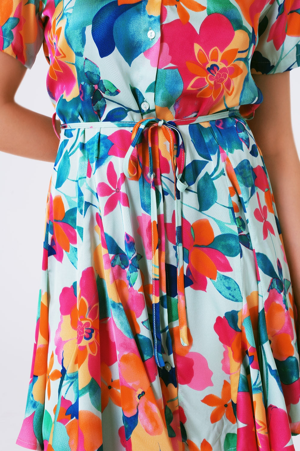 mini vestido de cetim macio com estampa de flores