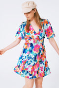 vestido de cetim macio com cinto e estampa de flores