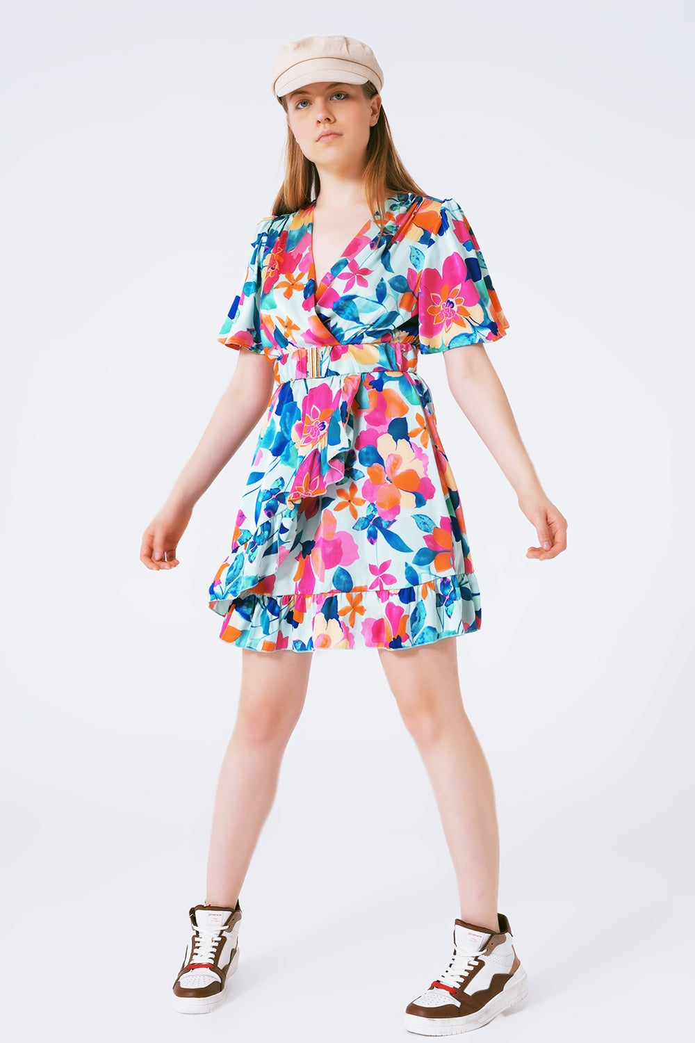 vestido de cetim macio com cinto e estampa de flores