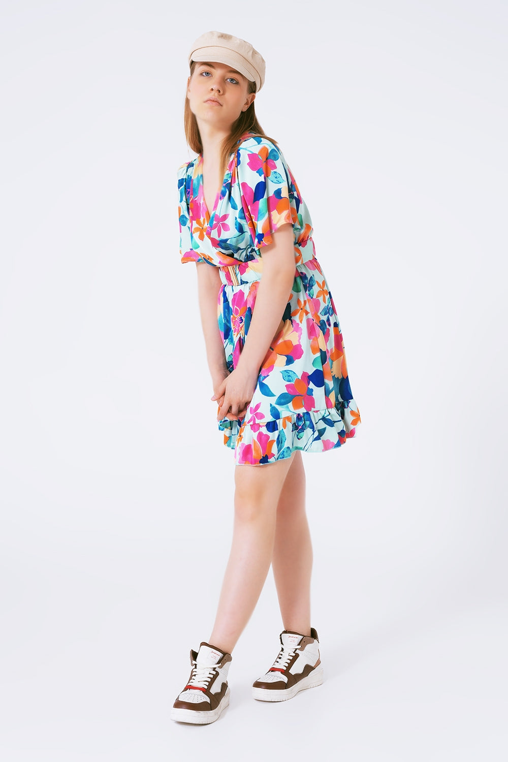 vestido de cetim macio com cinto e estampa de flores