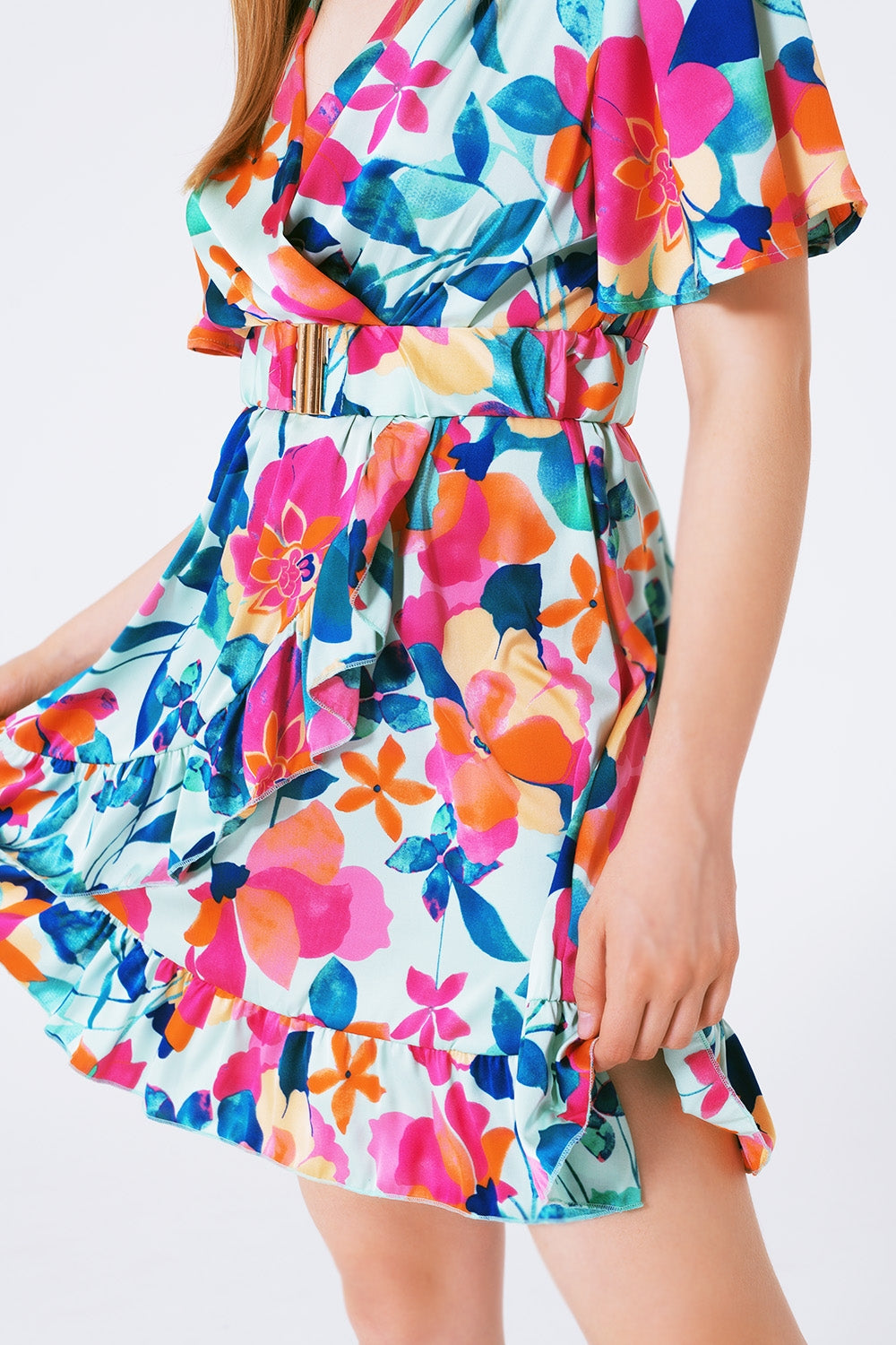 vestido de cetim macio com cinto e estampa de flores