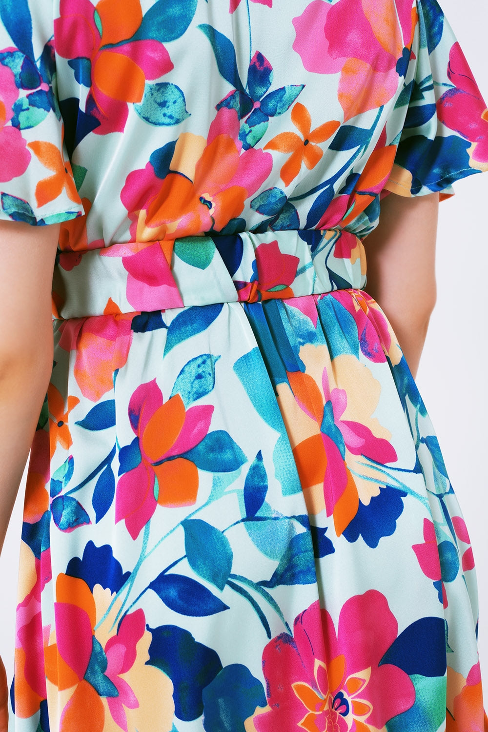 vestido de cetim macio com cinto e estampa de flores