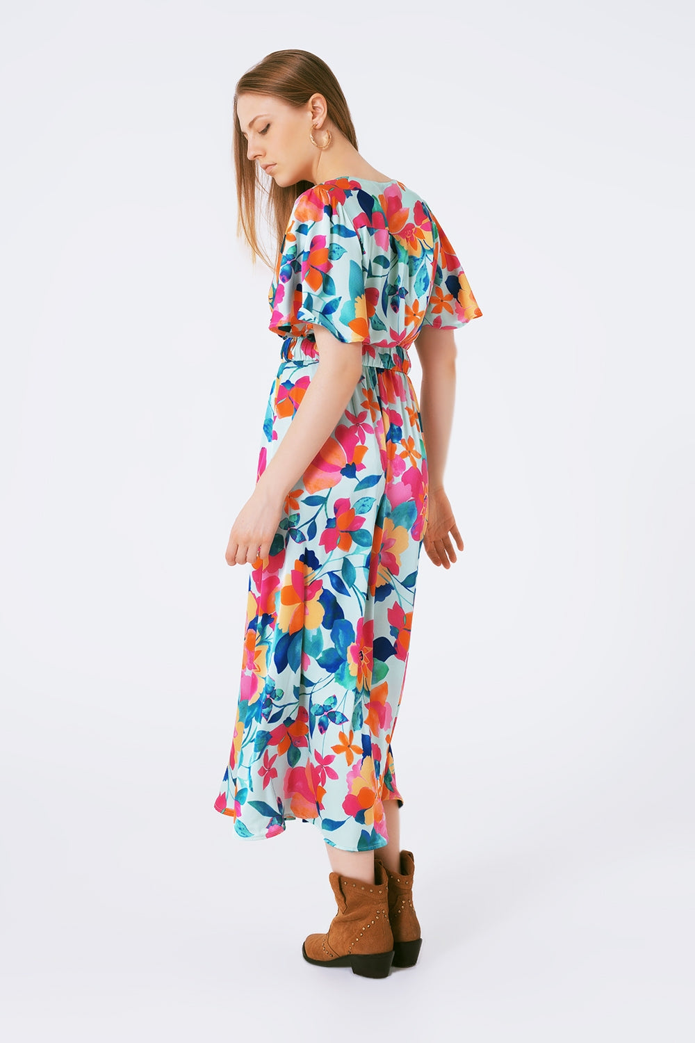 vestido maxi de cetim macio com cinto e estampa de flores