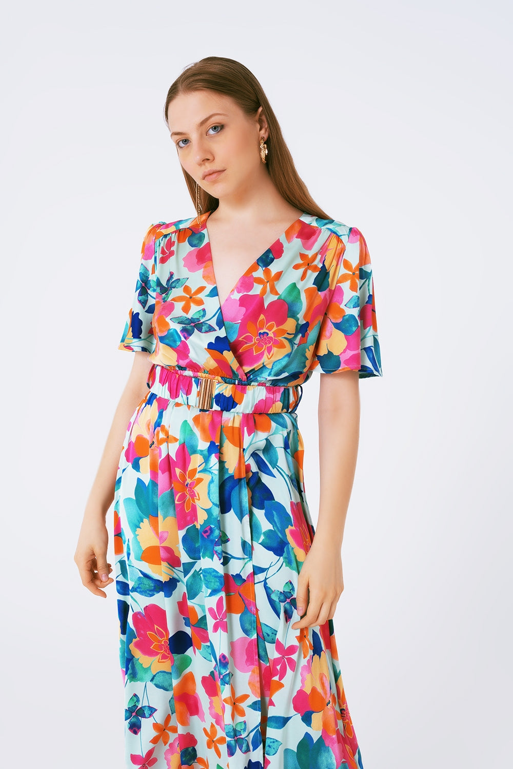 vestido maxi de cetim macio com cinto e estampa de flores