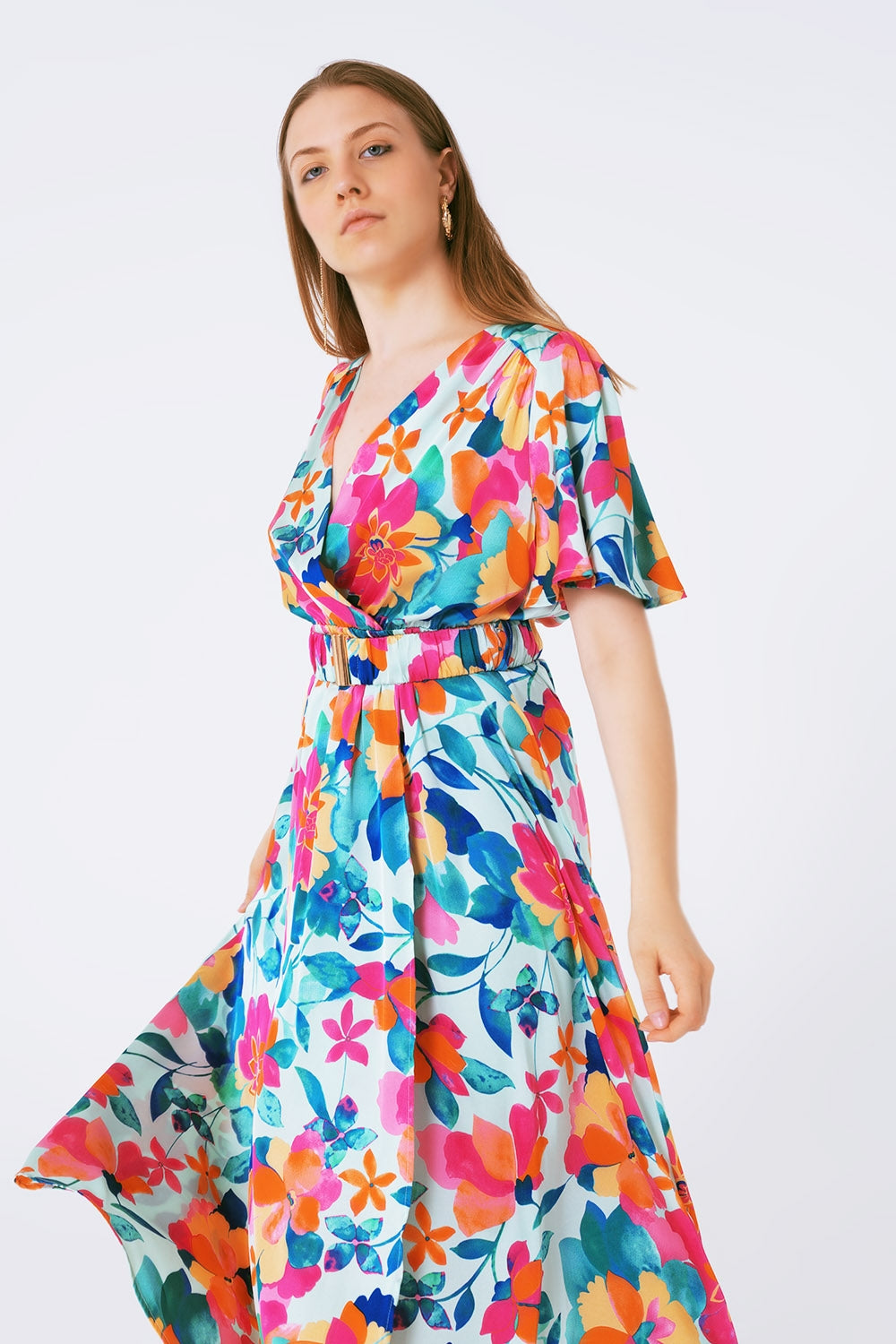 vestido maxi de cetim macio com cinto e estampa de flores