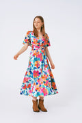 vestido maxi de cetim macio com cinto e estampa de flores
