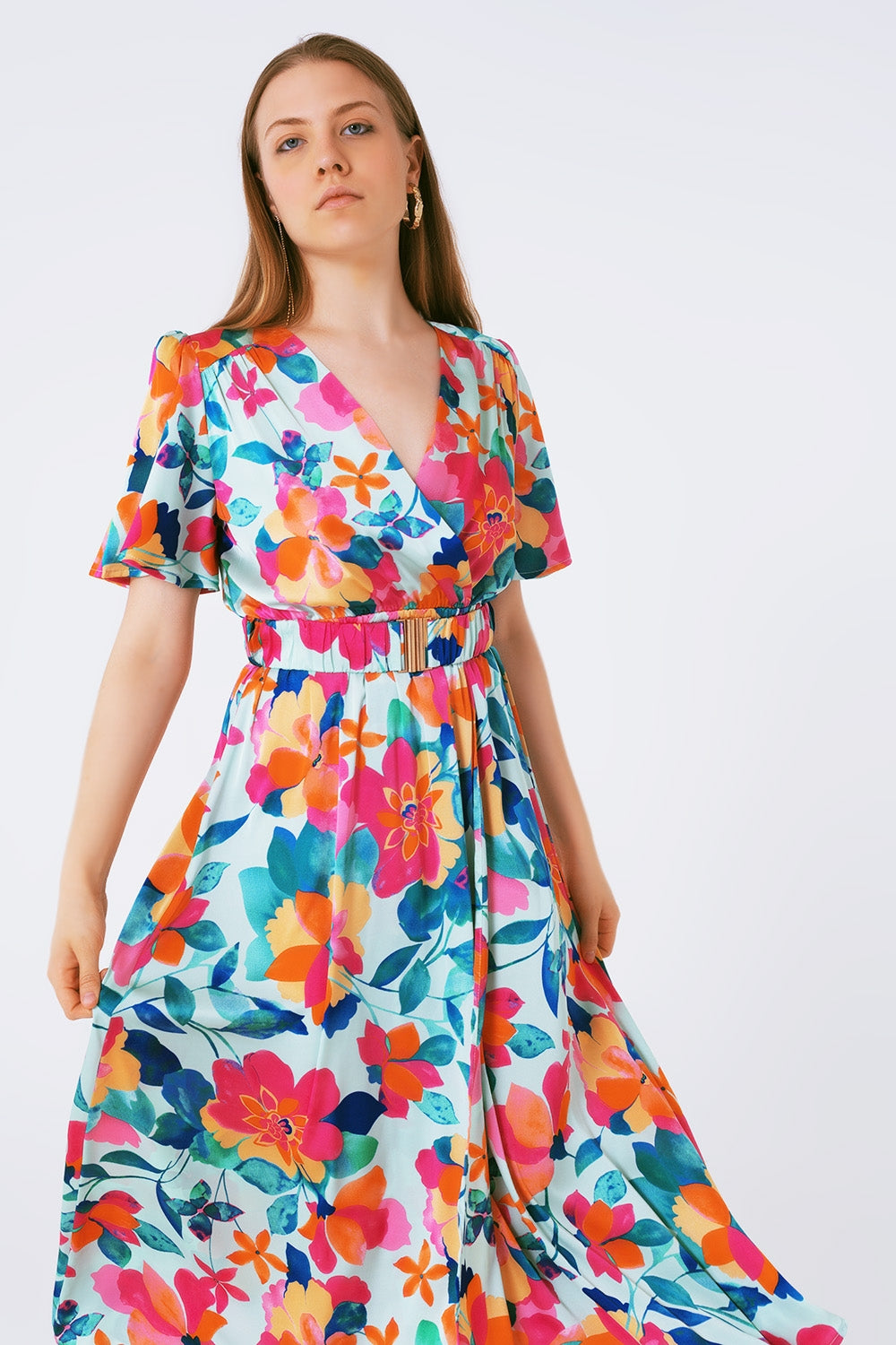vestido maxi de cetim macio com cinto e estampa de flores