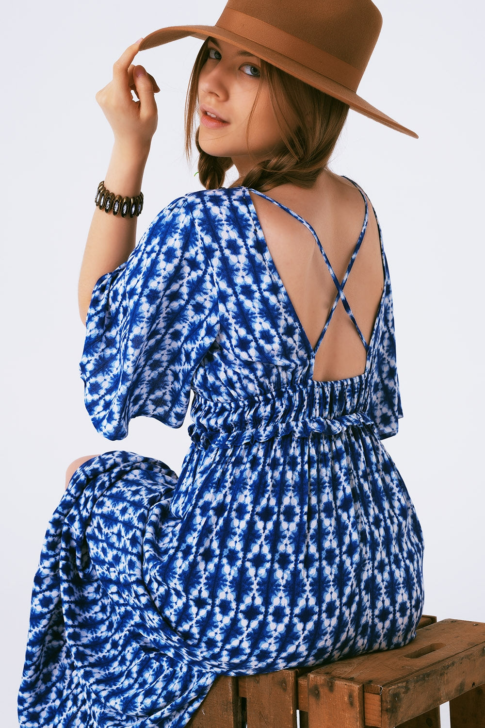 vestido maxi com estampa boho cruzado nas costas