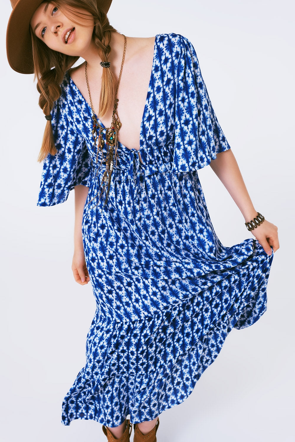 vestido maxi com estampa boho cruzado nas costas