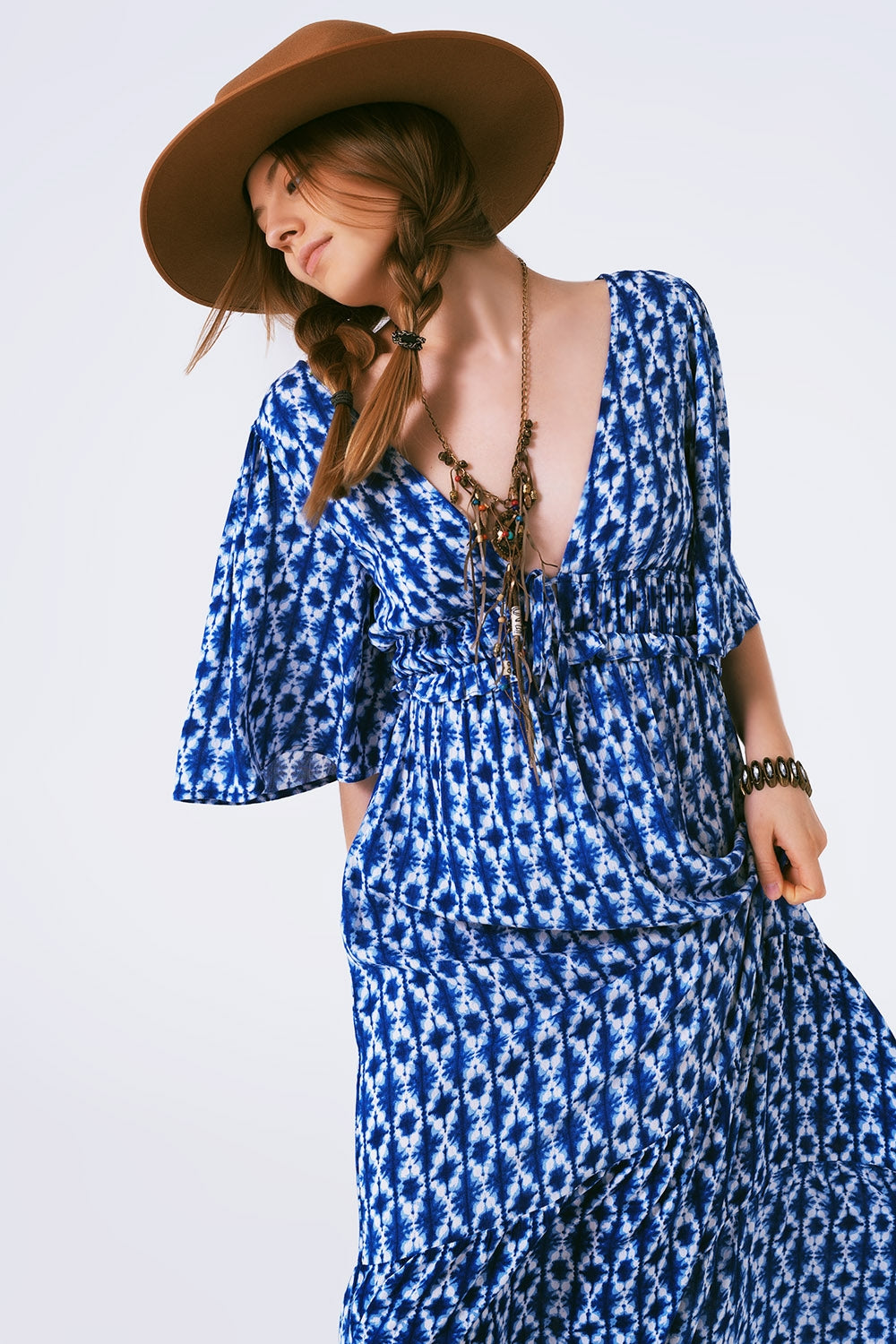 vestido maxi com estampa boho cruzado nas costas