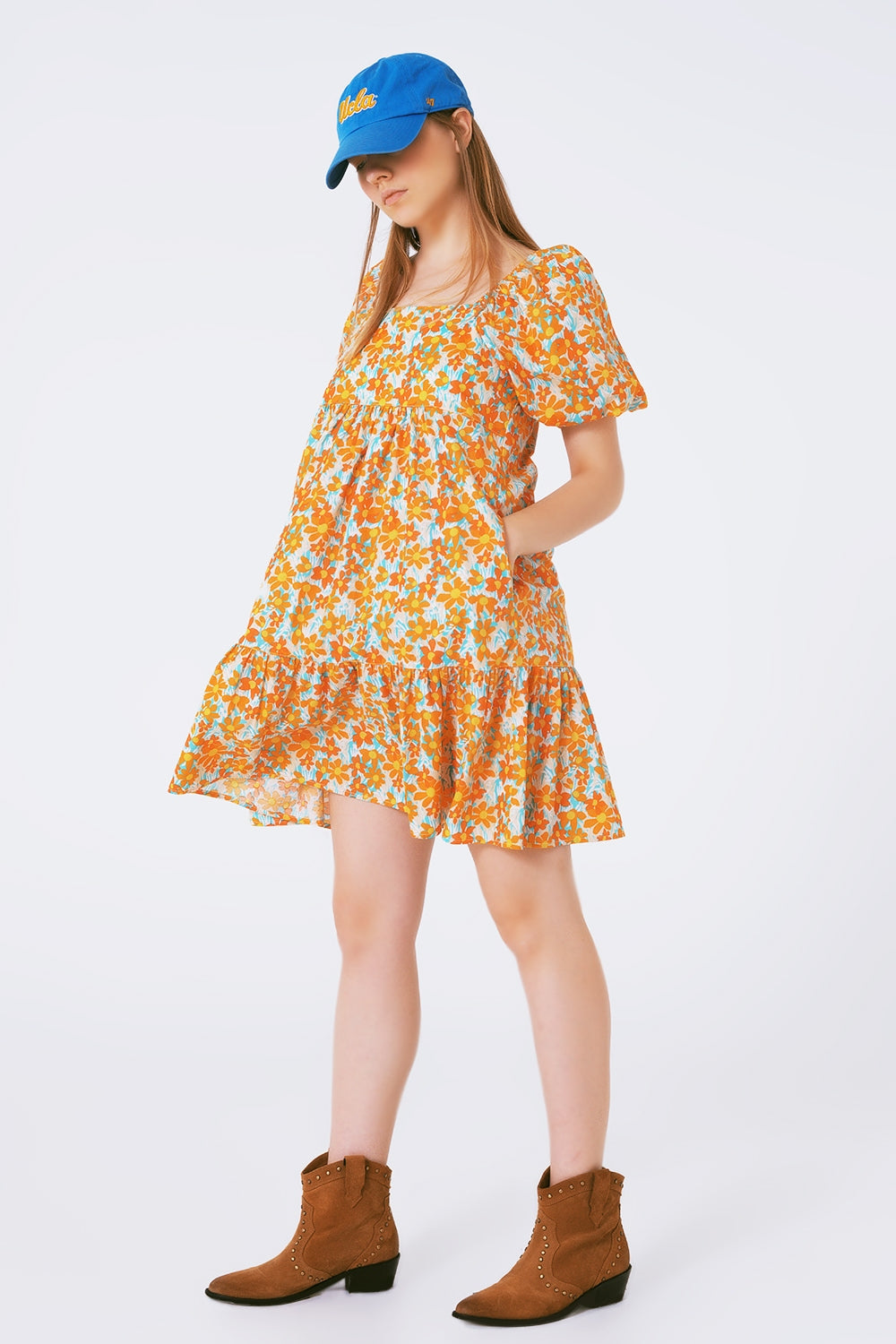 Vestido curto largo com estampado floral e mangas bufantes
