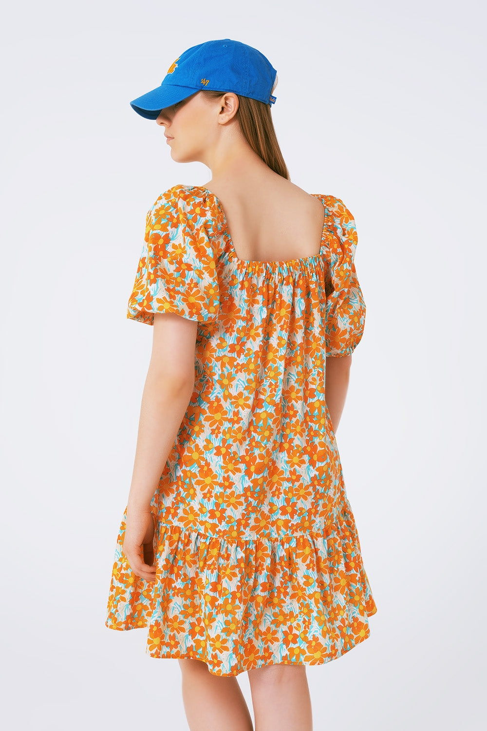 Vestido curto largo com estampado floral e mangas bufantes