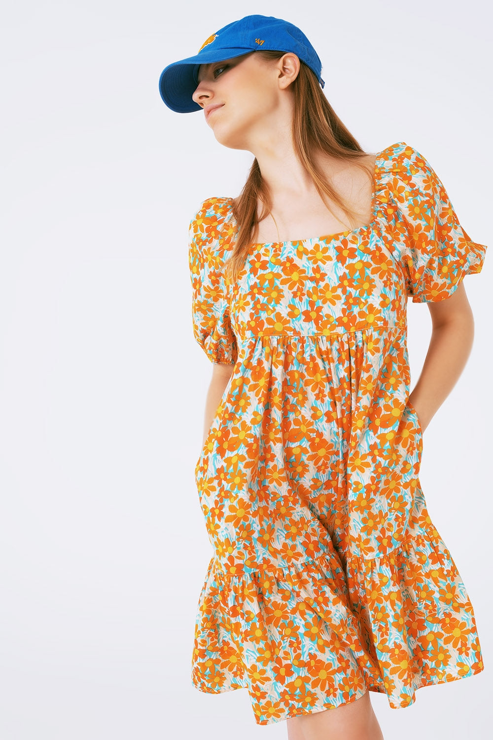 Vestido curto largo com estampado floral e mangas bufantes