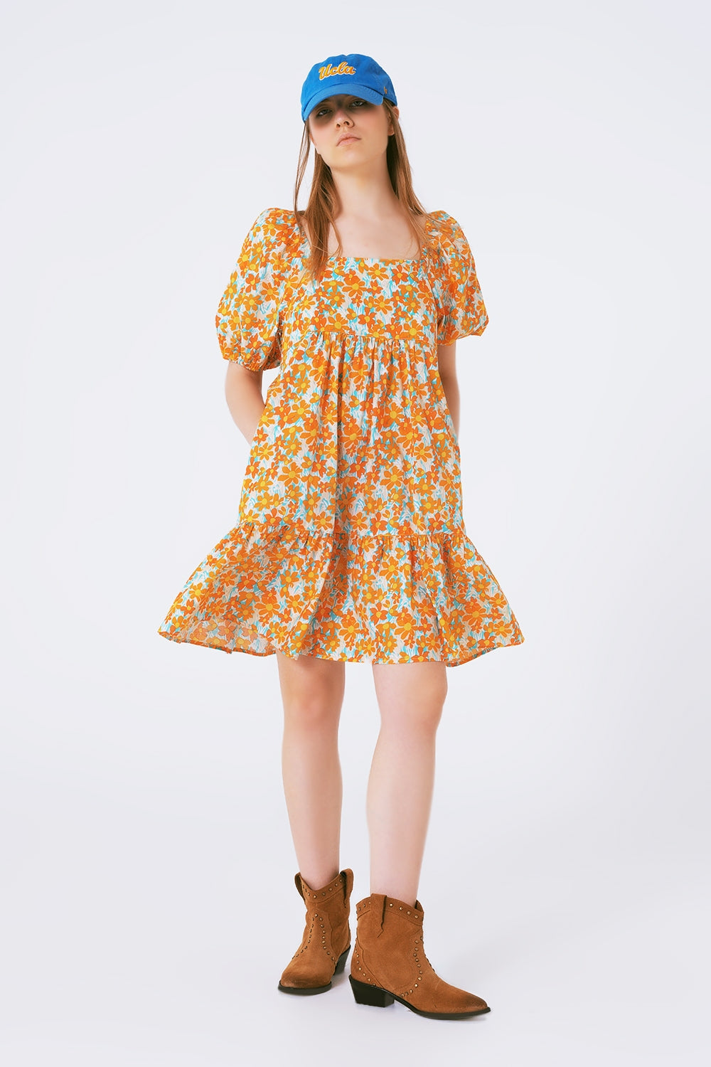 Vestido curto largo com estampado floral e mangas bufantes