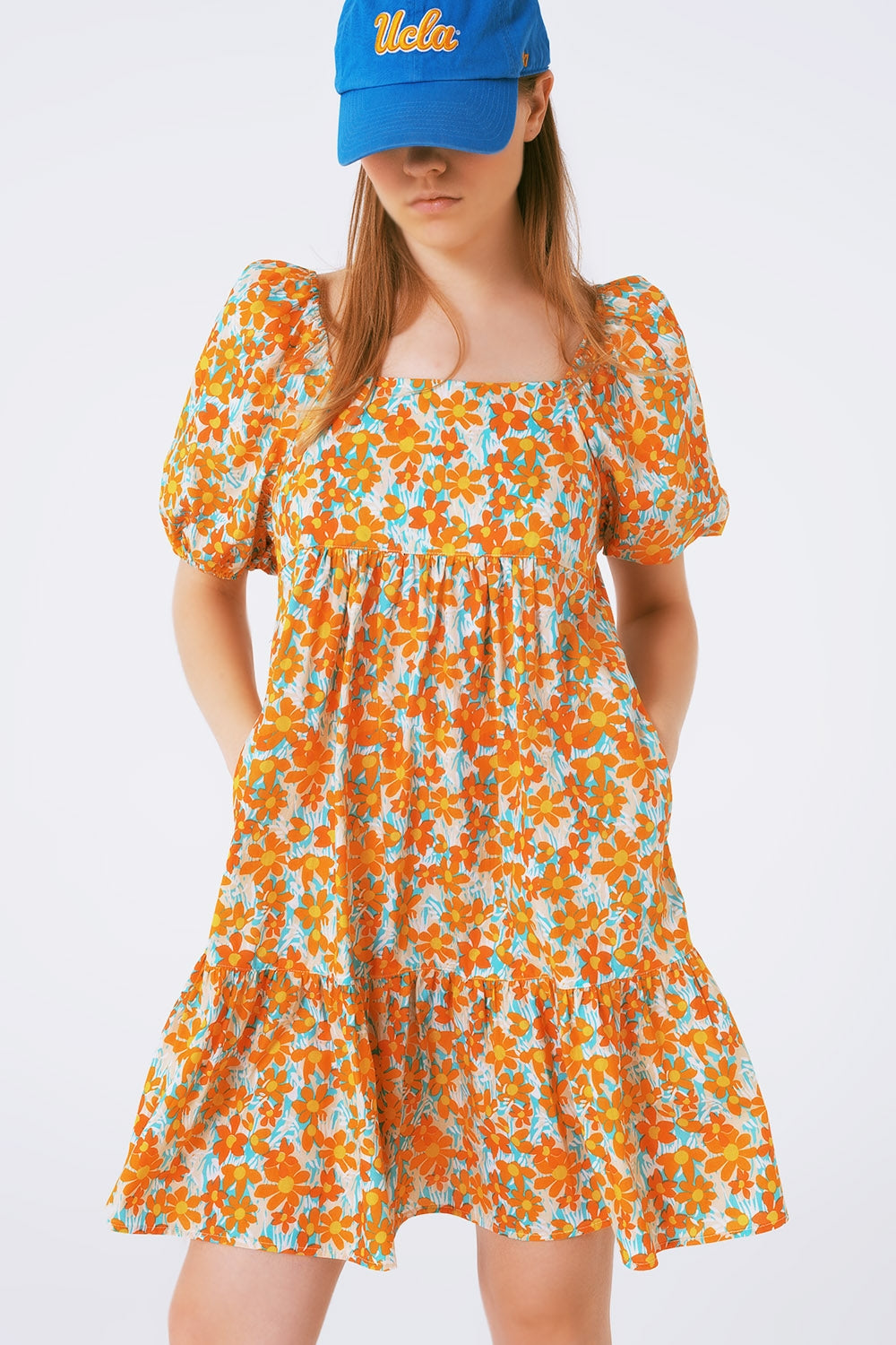 Vestido curto largo com estampado floral e mangas bufantes