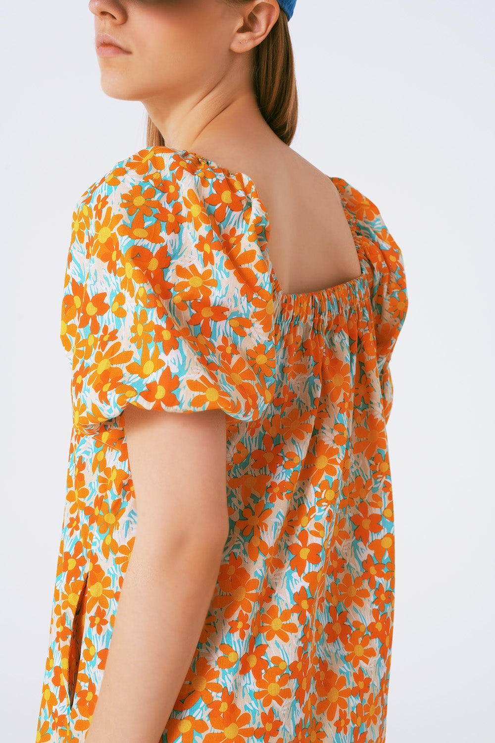 Vestido curto largo com estampado floral e mangas bufantes