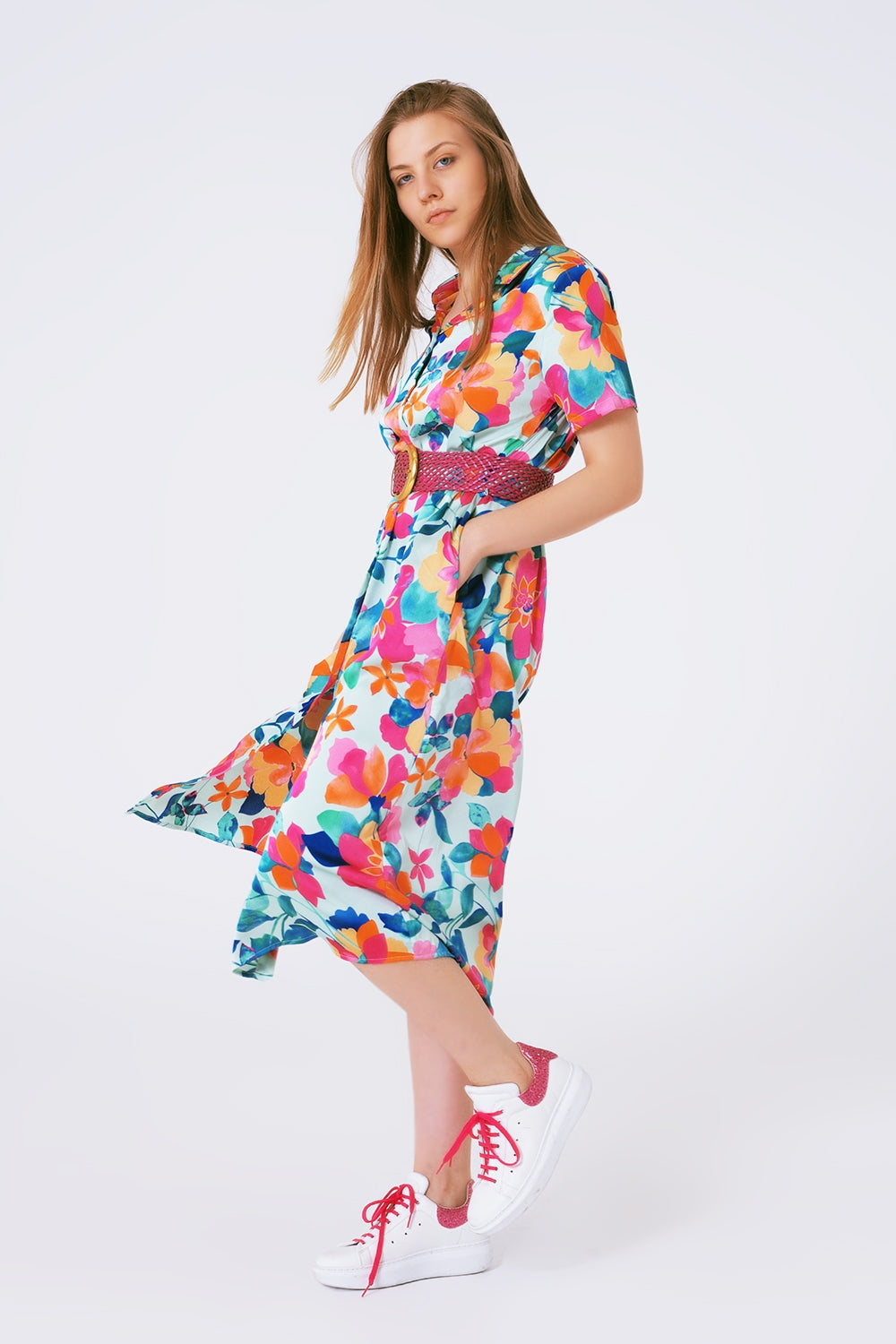vestido midi de cetim macio com estampa de flores