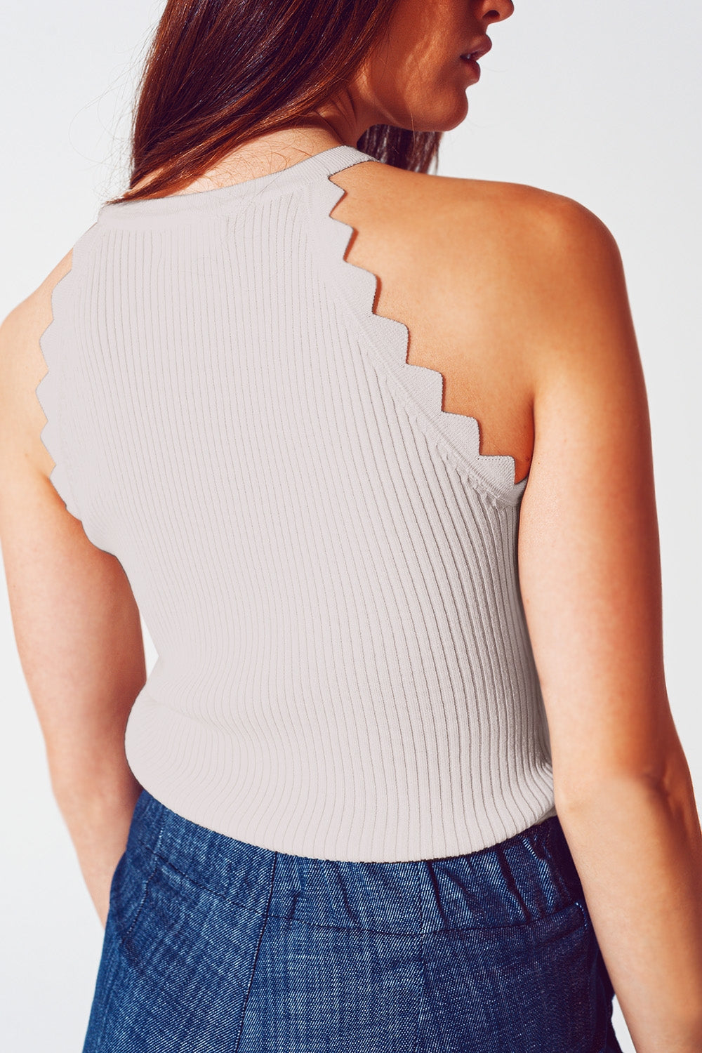 Top halter com nervuras e acabamento em scallop em beige