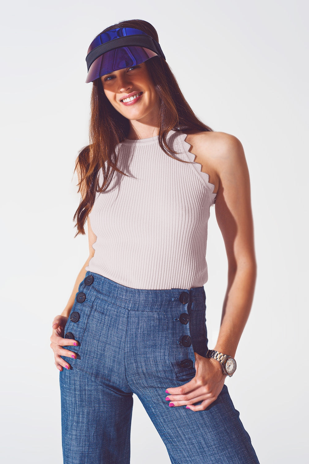 Top halter com nervuras e acabamento em scallop em beige