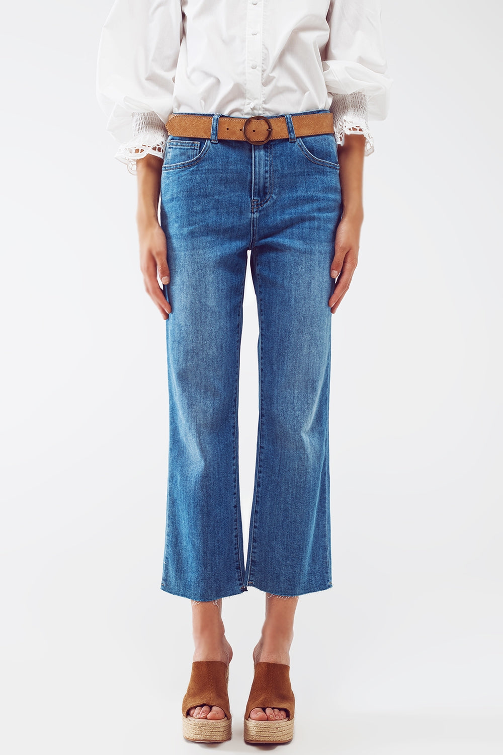 Jeans reto com lavagem média e bainha crua em azul