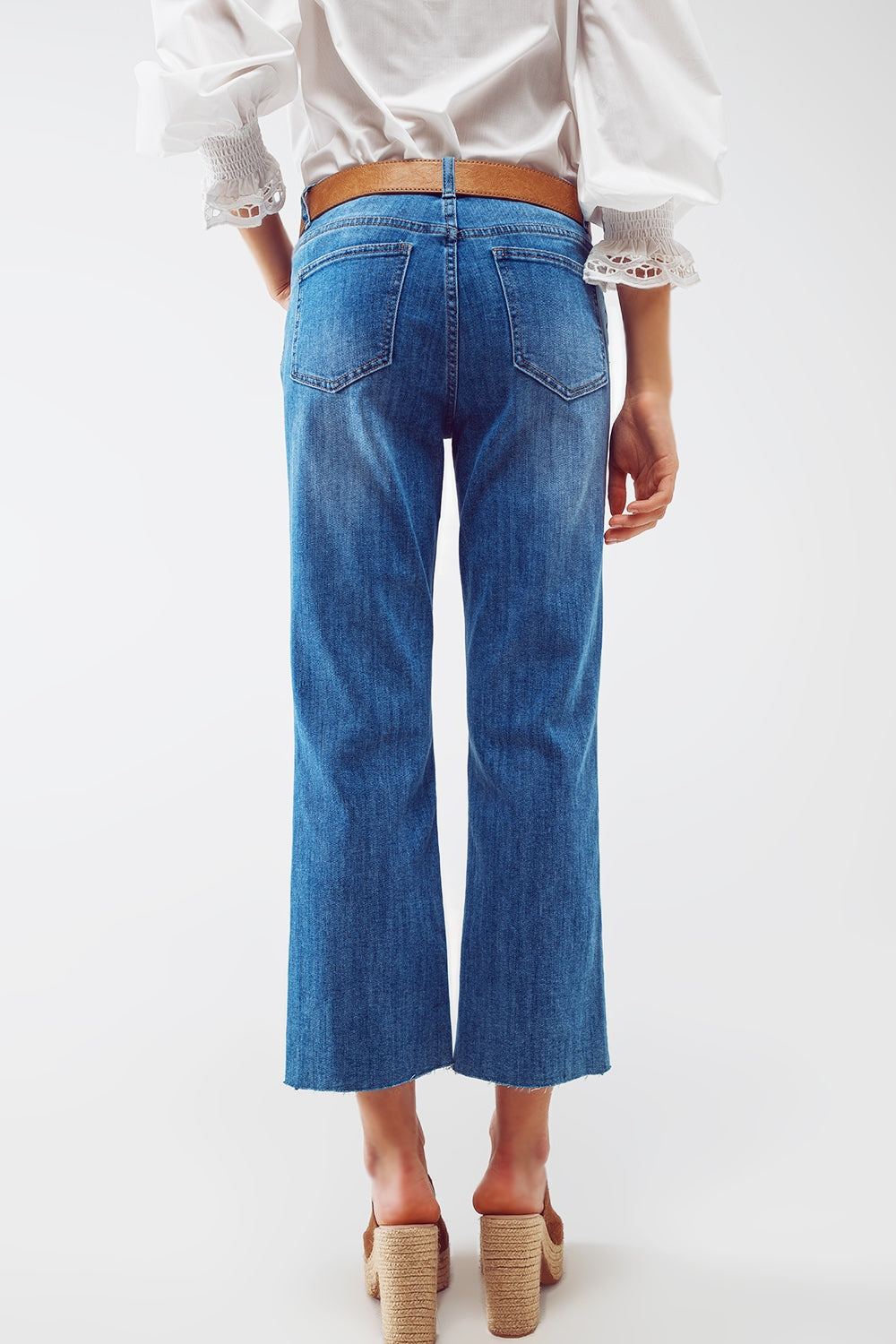 Jeans reto com lavagem média e bainha crua em azul