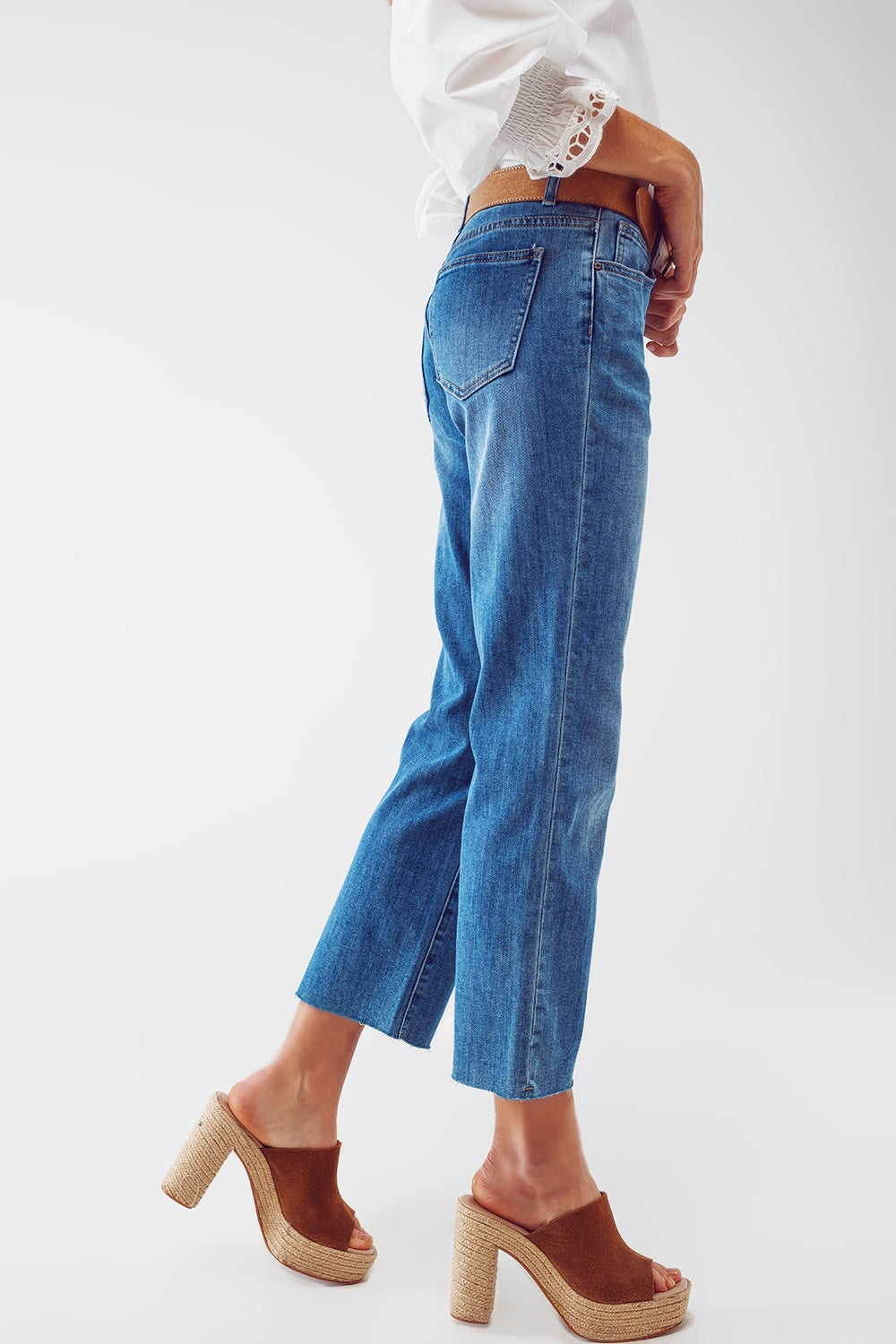 Jeans reto com lavagem média e bainha crua em azul