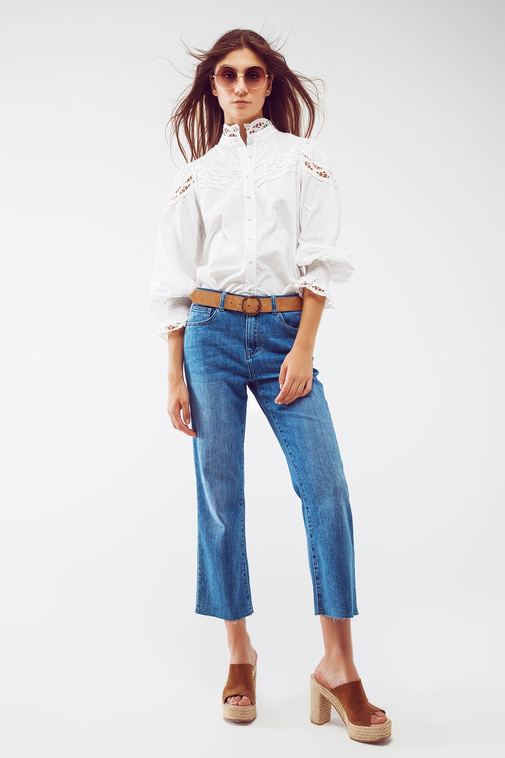 Jeans reto com lavagem média e bainha crua em azul