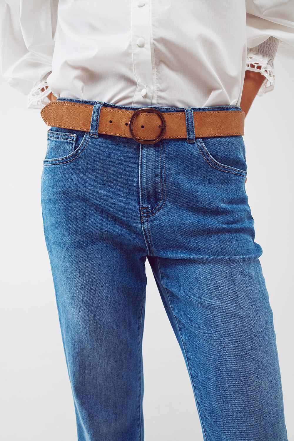 Jeans reto com lavagem média e bainha crua em azul