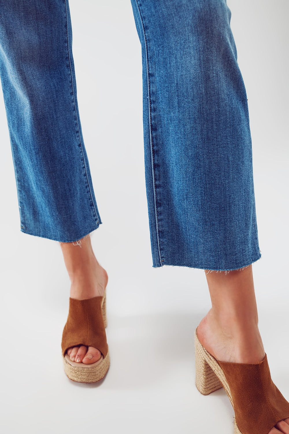 Jeans reto com lavagem média e bainha crua em azul