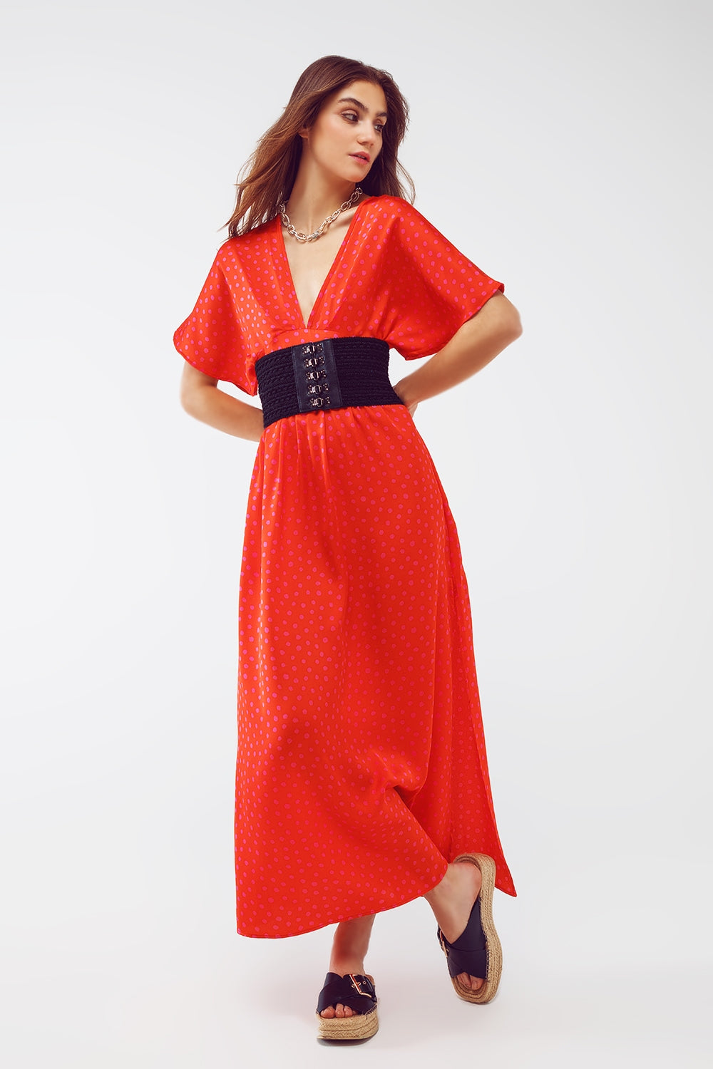 Vestido longo com cintura marcada e mangas angelicais em polka dot vermelho