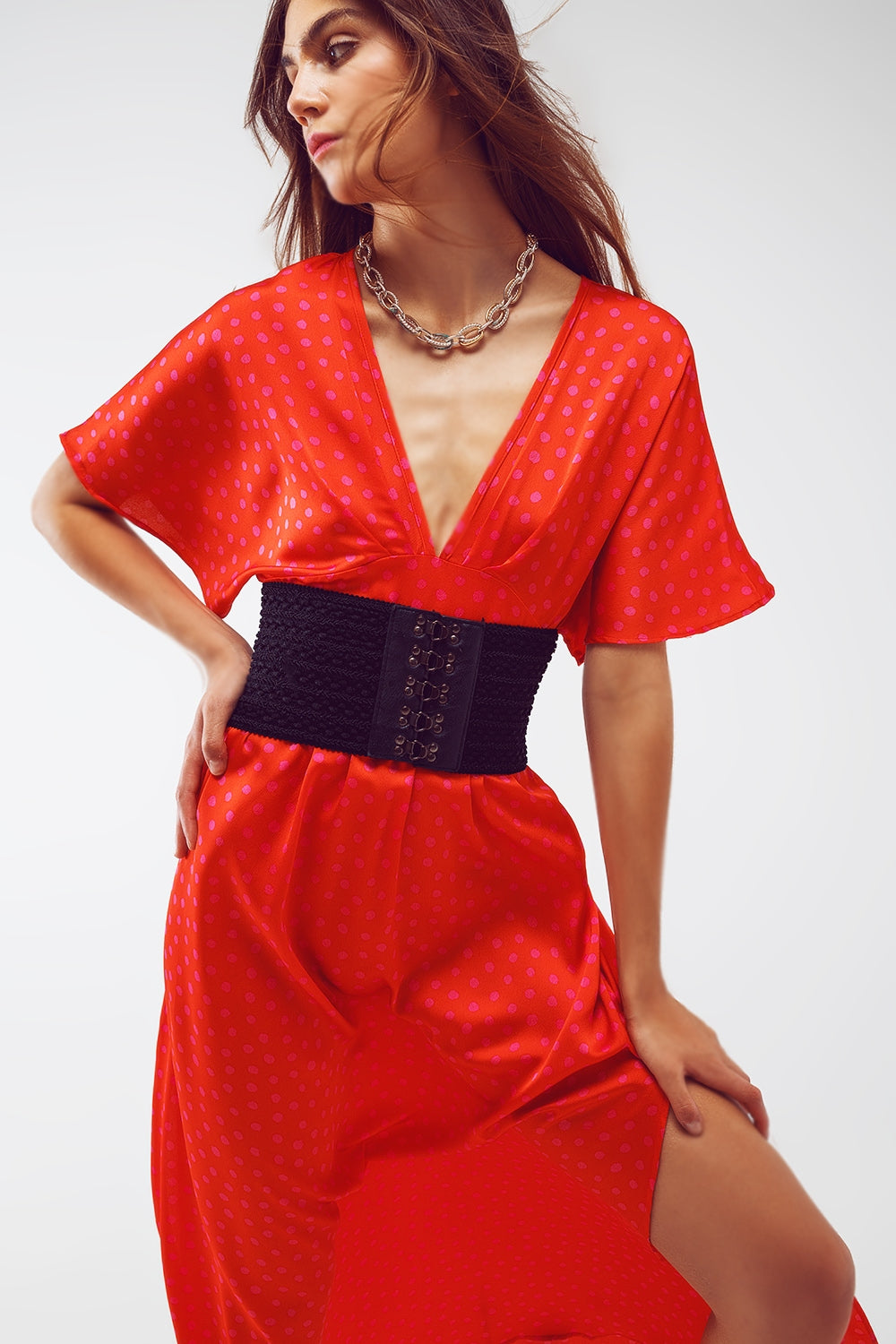 Vestido longo com cintura marcada e mangas angelicais em polka dot vermelho