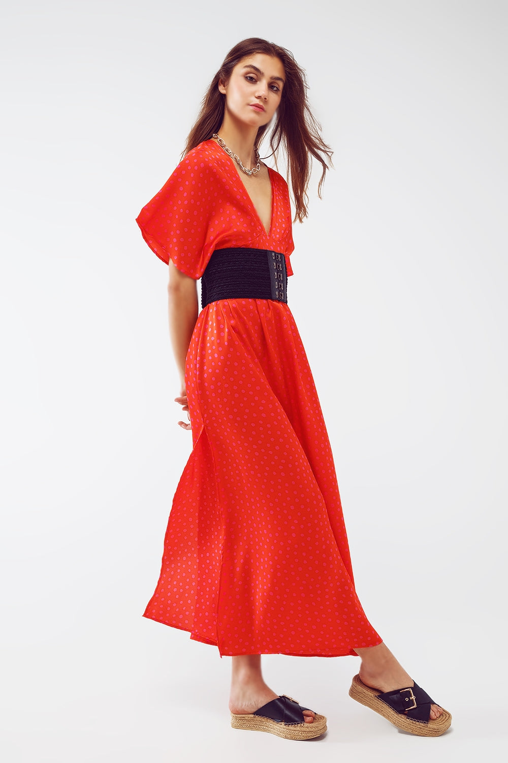 Vestido longo com cintura marcada e mangas angelicais em polka dot vermelho