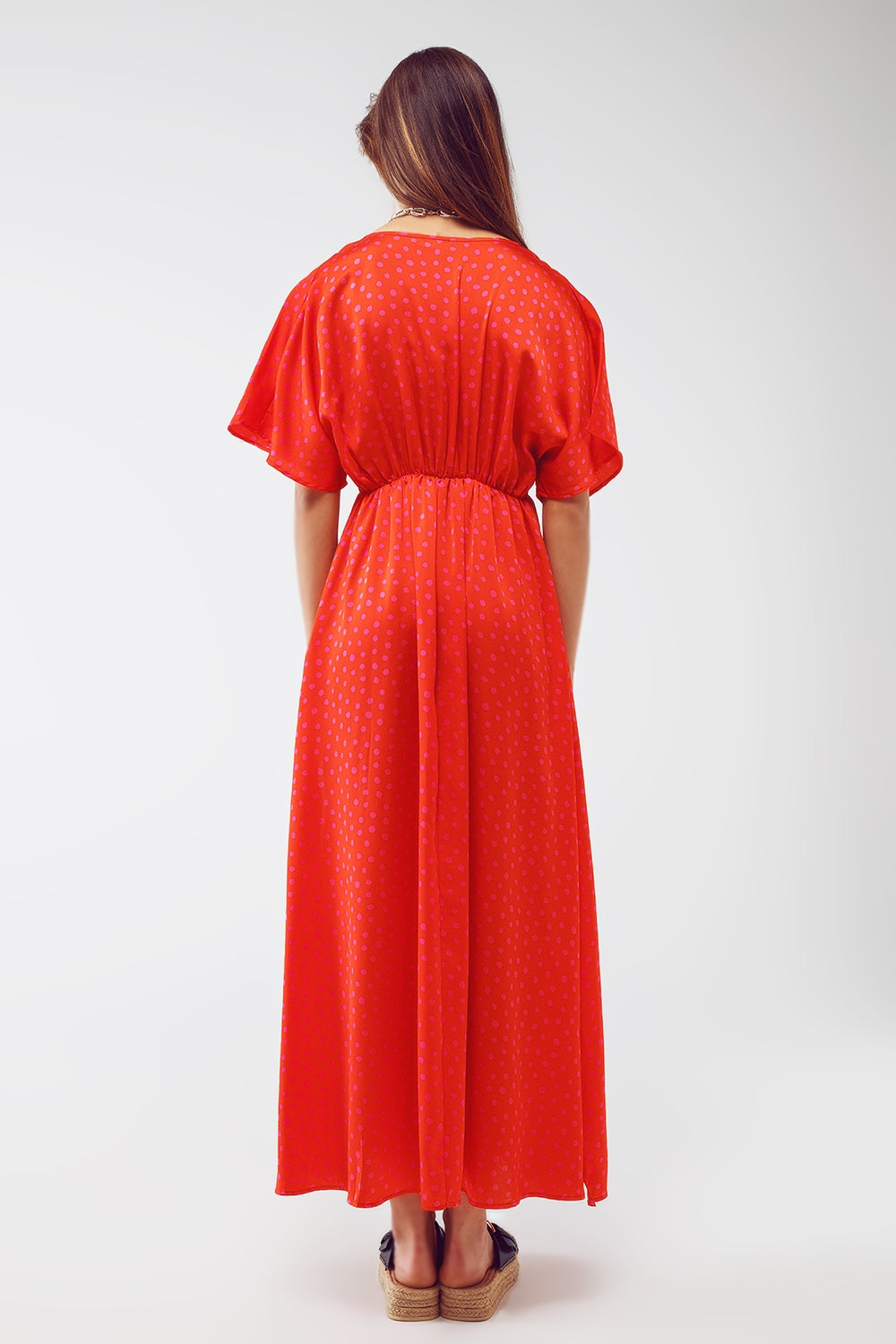 Vestido longo com cintura marcada e mangas angelicais em polka dot vermelho