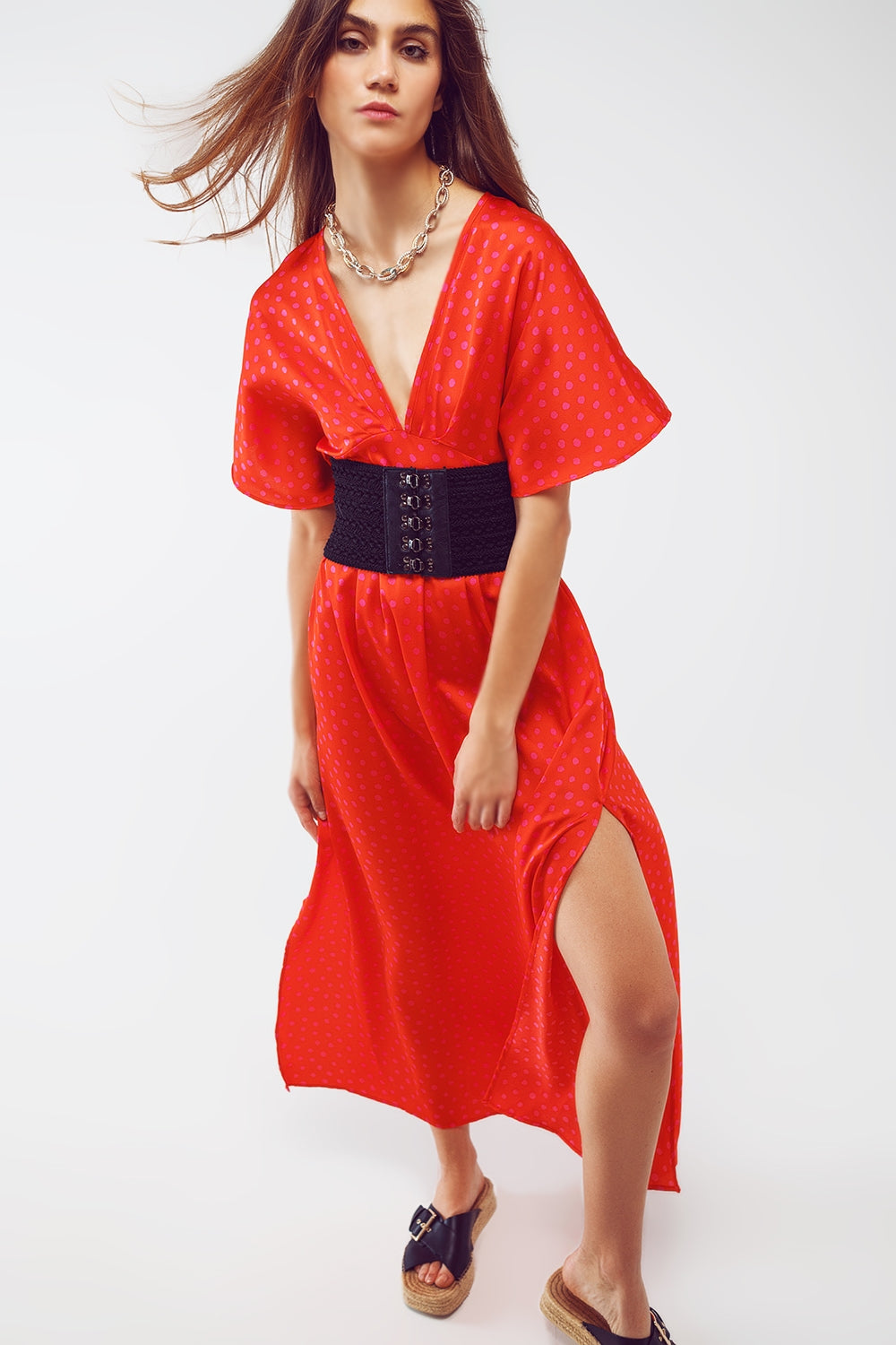 Vestido longo com cintura marcada e mangas angelicais em polka dot vermelho